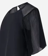Blusa de gasa negra con cuello redondo y mangas cortas amplias texturizadas con transparencias.
