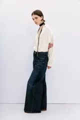 Jean de corte oxford tiro alto, confeccionado en denim confort con poco elastano y lavado azul oscuro.