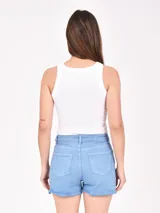 Musculosa negra ajustada al cuerpo, con cuello redondo y sisas anchas.