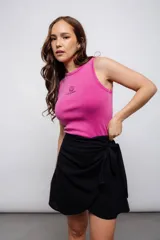 Musculosa fucsia de algodón con cuello redondo y logo estampado en el pecho.