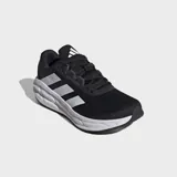 Championes de running Adidas Questar 3 en color negro con las tres tiras laterales en blanco. Poseen una parte superior de malla transpirable, cierre de cordones y una mediasuela con tecnología de amortiguación para optimizar la pisada.