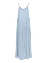 Vestido largo celeste de denim con breteles finos y escote en V.