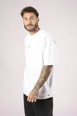Remera blanca de algodón con estampado pequeño en el frente.