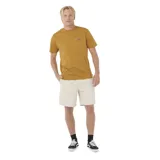 Remera color mostaza de manga corta con logo Rip Curl estampado en el pecho.