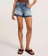 Short de jeans de corte slim, tiro alto, con cierre tradicional y bolsillos. Presenta un bajo deshecho con un borde contrastante de color azul oscuro.