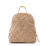Mochila color taupe de símil cuero acolchado con diseño tejido. Tiene un compartimento principal con cierre, un bolsillo interno con cierre y dos bolsillos abiertos. En el exterior tiene un bolsillo con cierre. Las correas son regulables y los herrajes son plateados. Tiene el logo de XL Extra Large al frente.