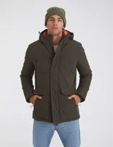 Parka verde militar de nylon con forro capitoneado color naranja, capucha con piel sintética desmontable, relleno de guata, bolsillos en pecho y bajos con cierre y parche personalizado en manga.
