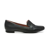 Zapato tipo mocasín de cuero sintético negro, con punta fina y detalle de antifaz en el empeine.
