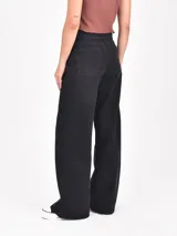 Pantalón de jean negro de tiro alto, corte ancho y pierna recta, con costuras verticales marcadas en el frente y cordón ajustable en la cintura.