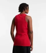 Musculosa negra de algodón acanalado, sin estampa y cuello redondo.