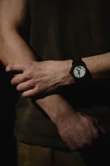 Reloj Chenaut Perle d’Ébène con caja de madera de sándalo rojo, esfera blanca perlada con manecillas azules y malla de madera de ébano.