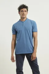 Remera de piqué de manga corta con cuello mao, color azul, ideal para uso diario.