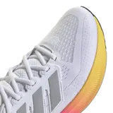 Championes Adidas Ultrarun 5 blancos con detalles en gris y suela con degradé de amarillo a rosa. Incorporan tecnología Bounce 2.0 y suela Adiwear. Fabricados con al menos un 20% de material reciclado y plantilla OrthoLite®.