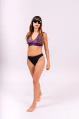 Bikini con top cruzado y bombacha alta, confeccionado en lycra con filtro UV 50.