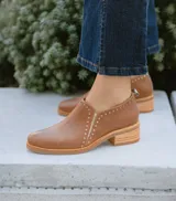 Zapato de cuero color marrón claro con taco de madera de 4cm y elástico en el empeine.