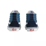 Zapatillas de skate Vans Sk8-Hi, de caña alta, color azul con detalles en azul marino y blanco.