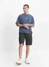 Bermuda cargo color gris oscuro, con cintura elastizada, bolsillos laterales tipo cargo y pasacinto.