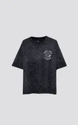 Remera negra con efecto nevado, de corte oversize y manga corta. Estampa circular en el pecho con la frase "Tarot Luxo El Mundo" y un dibujo del planeta Tierra.