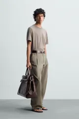 Camiseta blanca de algodón de peso medio, corte recto, cuello redondo y mangas cortas.