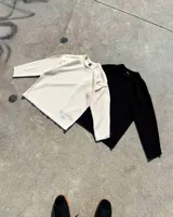 Buzo color crema de lana premium con textura acanalada y costuras expuestas.