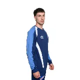 Buzo azul marino de algodón con recortes en blanco y celeste en mangas y hombros. Logo de Umbro bordado en blanco y escudo del Club Nacional de Football estampado en el pecho.