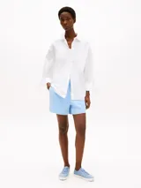 Zapatillas de lona de corte bajo, color celeste claro con efecto lavado, suela de goma blanca y cordones a tono. Presentan un pequeño logo esmaltado de Tommy Hilfiger en el lateral exterior.