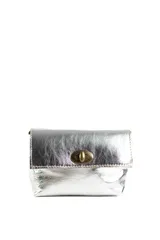 Cartera mini en color plateado, versátil con doble correa, adecuada para llevar al hombro o como bandolera.