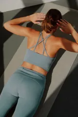 Calza deportiva 7/8 color celeste.