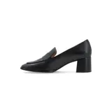 Zapato marrón de cuero con taco cuadrado de madera y detalle de cuero texturizado en la parte delantera.