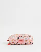 Cartuchera rosa con estampado de bulldogs franceses, croissants, cerezas y la frase "Bonjour, mon amour". Tiene tres divisiones y cierres con etiqueta de silicona.