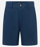 Bermuda masculina de sarga color rosado, con corte recto y bolsillos laterales.