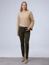Pantalón de gabardina elastizada color marrón claro, marca Zac & Rachel, corte slim, con pretina con pasadores, botón y cierre. Delantera con tres bolsillos y trasera con bolsillos ojal.