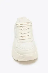 Zapatillas deportivas color crema con suela chunky y plataforma irregular de 5 cm.