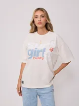 Remera color crudo con estampado frontal y trasero con la leyenda "Surf Girl Rusty". Corte oversize y confeccionada en algodón.
