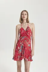 Vestido corto con escote bretelero, diseño floral y detalle de frunce en el centro delantero.