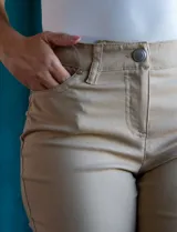 Pantalón de gabardina elastizada color marrón claro, marca Zac & Rachel, corte slim, con pretina con pasadores, botón y cierre. Delantera con tres bolsillos y trasera con bolsillos ojal.