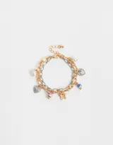 Pulsera multicadena de eslabones dorados y plateados con dijes de corazón calado, mariposa, perla y cuentas de cerámica.