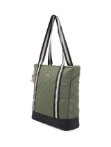 Cartera tipo shopper azul con diseño capitoneado y base negra. Tiene correas bitono, cierre de nylon con tirador textil, logo metálico, bolsillos interiores y compartimento acolchado para laptop.