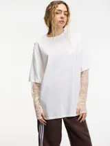 Remera blanca de algodón de corte holgado con mangas cortas y mangas largas de encaje color crema.