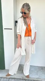 Camisa o sobrecamisa beige de fibrana con dos bolsillos frontales.