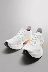 Zapatilla deportiva para correr largas distancias Zara Athleticz. Parte superior de tejido de punto transpirable, suela de TPE-A con placa de carbono interna y plantilla OrthoLite® extraíble.