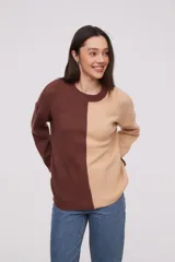 Sweater color marrón y beige con diseño a rayas, de manga larga y cuello redondo.