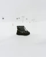Botas de nieve negras con estampado bandana en blanco, cordones con ajuste de tanka y suela track.