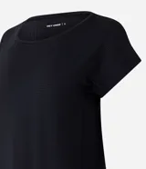 Remera lila de microfibra con escote redondo y mangas cortas.