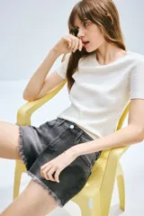 Short de denim color gris oscuro, de tiro alto, corte relajado y cinco bolsillos.