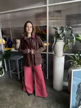 Pantalón jean fucsia de tiro medio, corte wide leg con godets y ruedo desflecado.