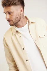 Camisaco tipo overshirt, en color crudo, con cierre frontal y dos bolsillos en el pecho.