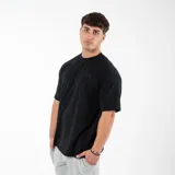 Remera negra de algodón con cuello redondo y estampado con la palabra "PERSISTENCE" en la espalda.