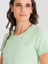 Remera deportiva color verde claro, de manga corta y cuello redondo.