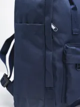 Mochila negra de poliéster con revestimiento de PU, con dos asas de mano y correas ajustables para los hombros. Tiene un compartimento principal con cierre, un bolsillo frontal con cierre y dos bolsillos laterales abiertos.